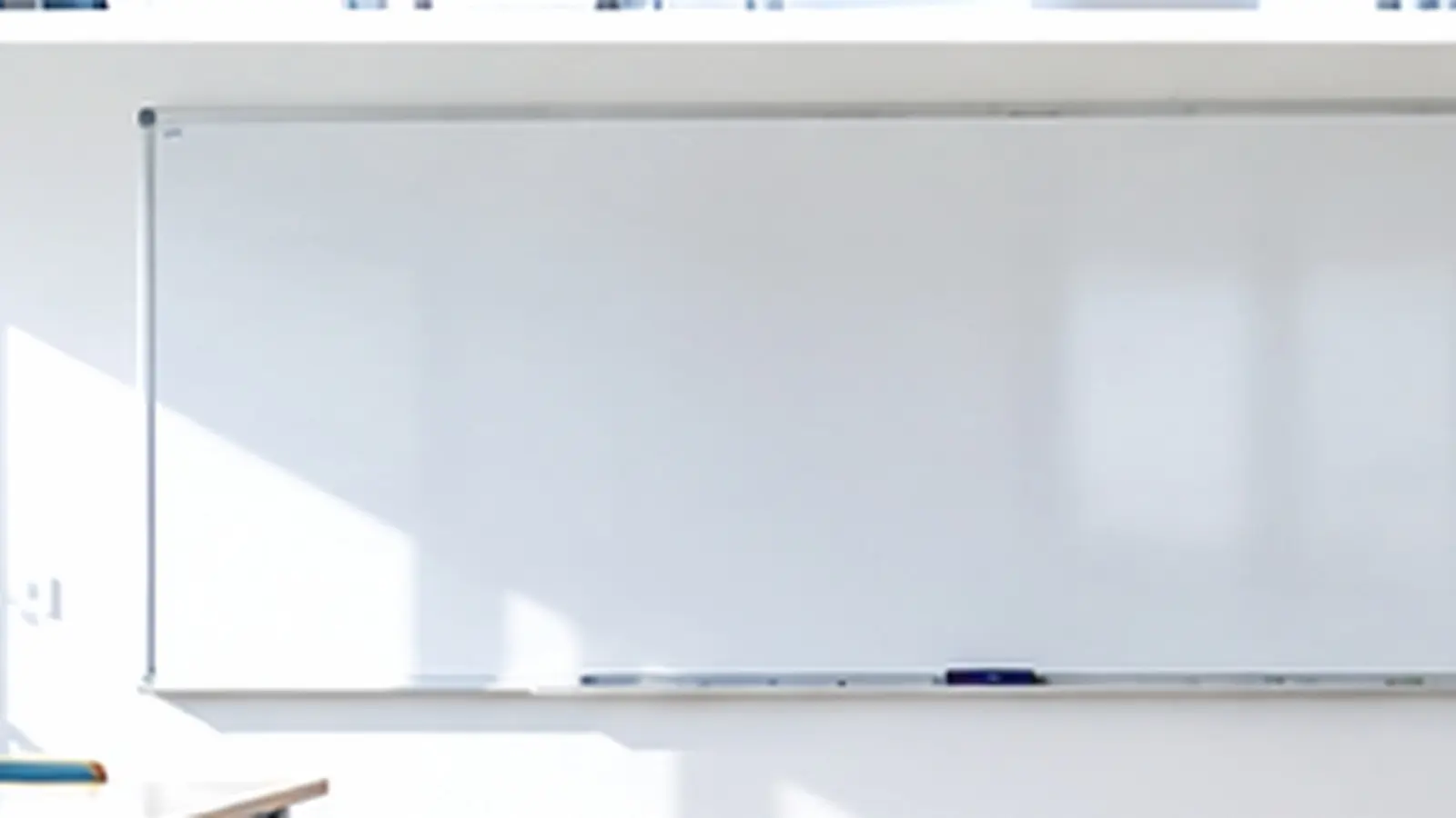 Un tableau blanc vierge dans une salle de classe claire, avant le début d'un cours