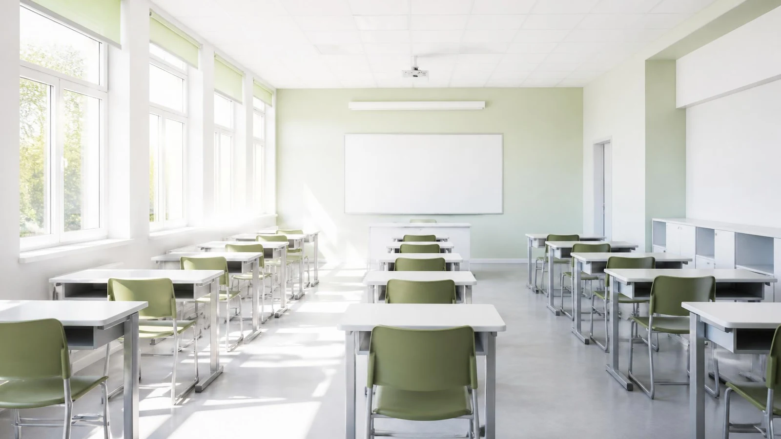 Une salle de classe vide et lumineuse, prête pour la rentrée